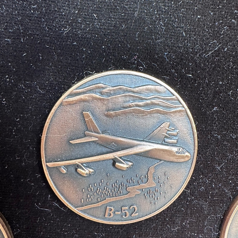 Vintage Boeing 35 Years Commemorative Bronze Collectible Coin Plaque (1986) - Picture 3 of 11